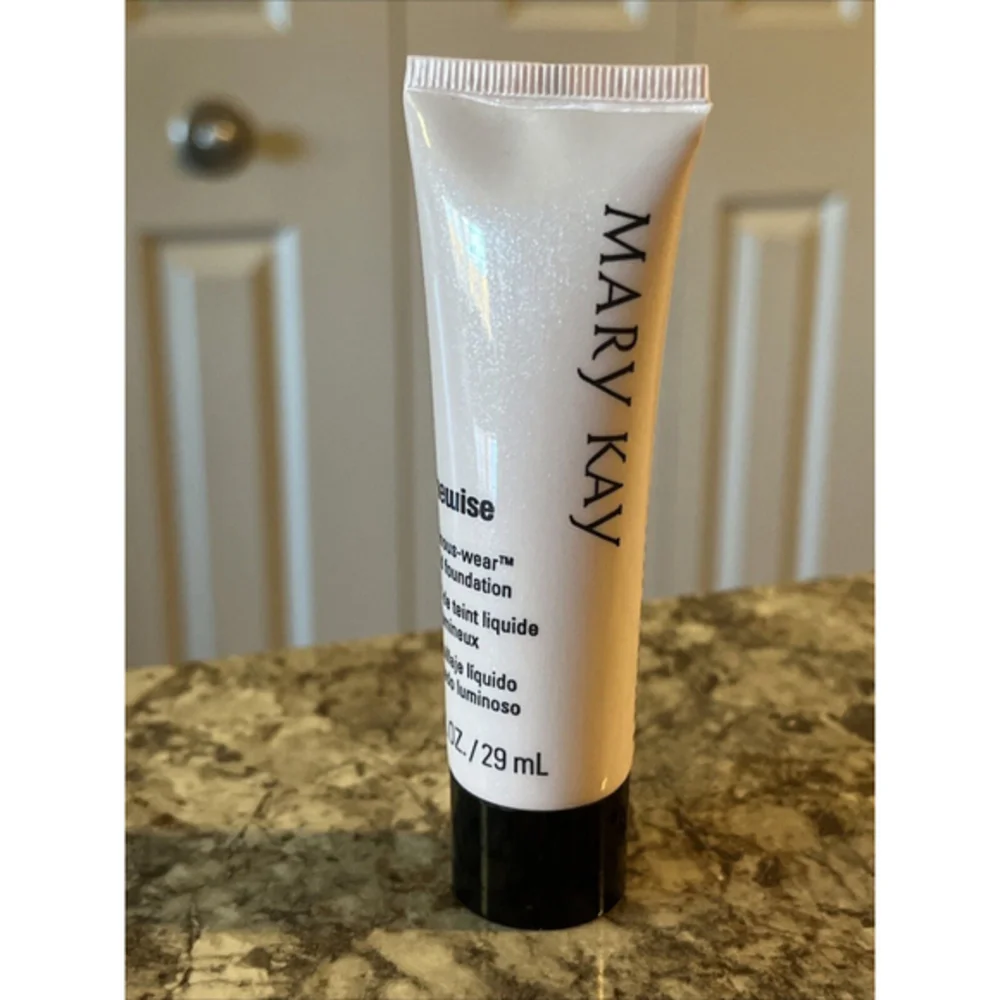 Mary Kay Luminous Wear Foundation Beige 2‎ Normal / Dry #038705- New Without Box